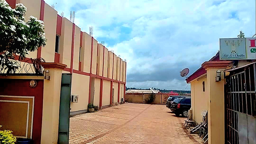 HOTEL LE CHANDELIER - Photo 1