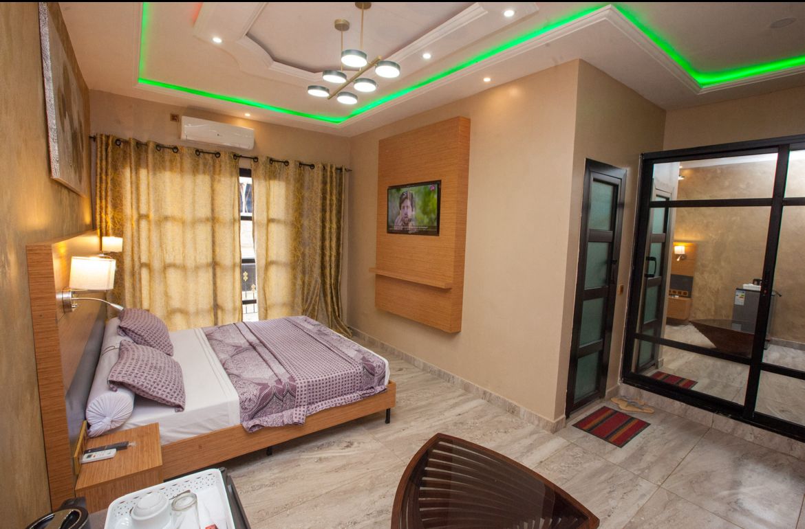 PALACE HOTEL - Photo 2