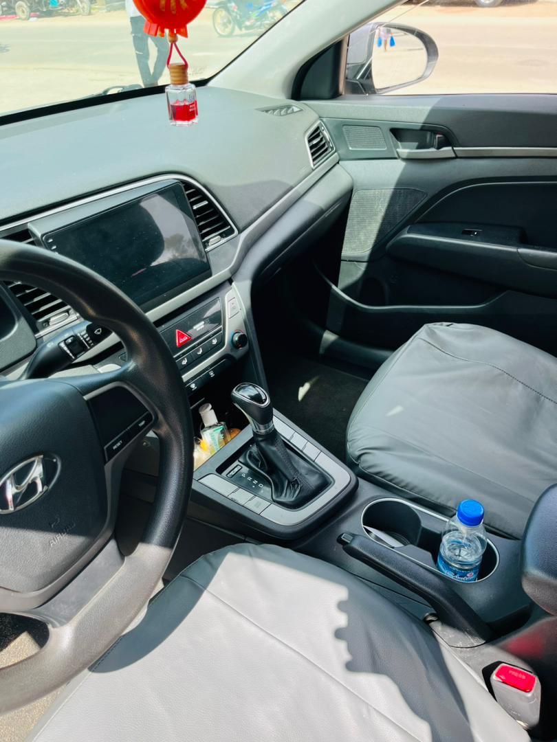 HYUNDAI ELANTRA - Photo 2