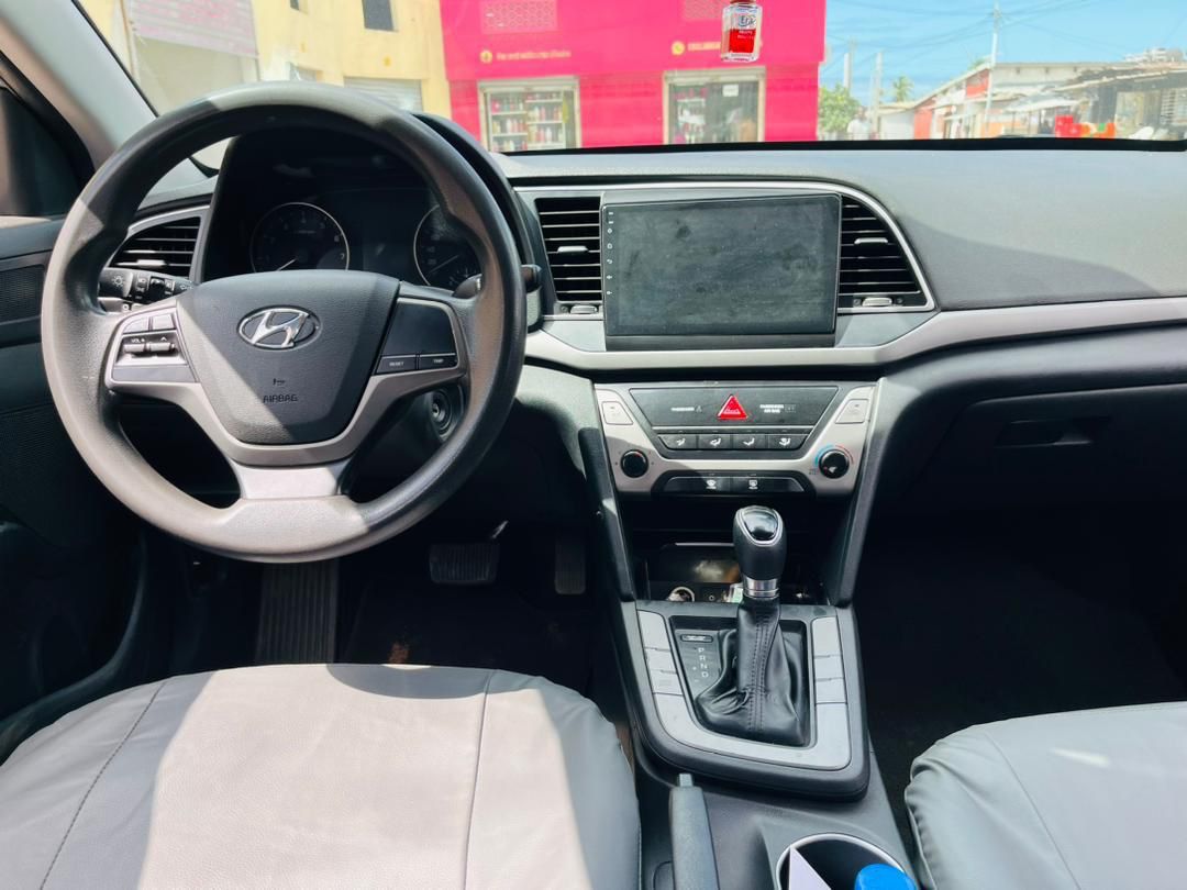 HYUNDAI ELANTRA - Photo 4